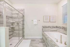 New! Champions Gate Huge Space For 16! 8 Bedroom Villa by Redawning