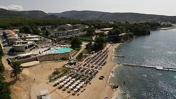 Alexandra Elegance Bridging Generations