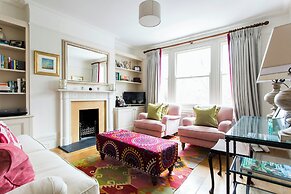 Albert Bridge Road II by Onefinestay