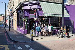 Albert Bridge Road II by Onefinestay