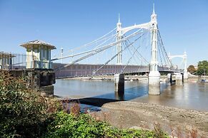 Albert Bridge Road II by Onefinestay