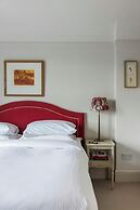 Albert Bridge Road II by Onefinestay