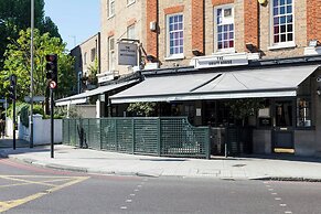 Albert Bridge Road II by Onefinestay