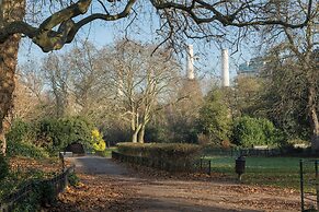 Albert Bridge Road II by Onefinestay