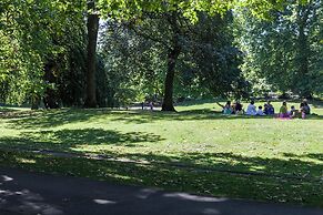 Albert Bridge Road II by Onefinestay