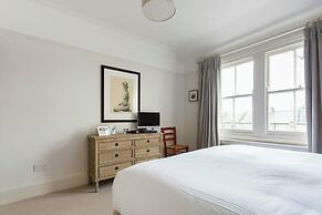 Albert Bridge Road II by Onefinestay