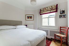 Albert Bridge Road II by Onefinestay