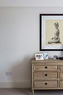 Albert Bridge Road II by Onefinestay