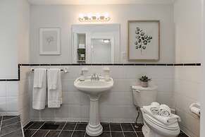 Homey & Elegant 3-bedroom House in the Annex