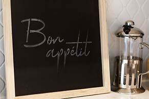 Homey & Elegant 3-bedroom House in the Annex