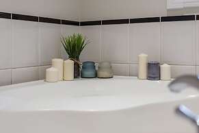 Homey & Elegant 3-bedroom House in the Annex