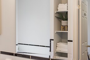 Homey & Elegant 3-bedroom House in the Annex