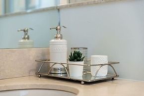 Elegant & Modern 2-bedroom Condo