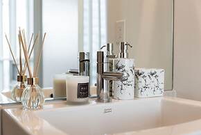 Elegant & Modern 2-bedroom Condo