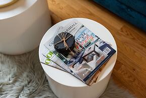 Elegant & Modern 2-bedroom Condo