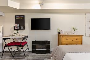 Cozy Basement Studio