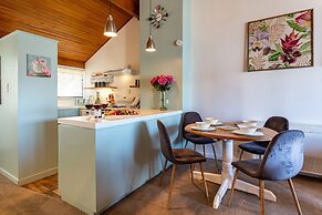 Beautiful Spacious Lake View City Townhouse