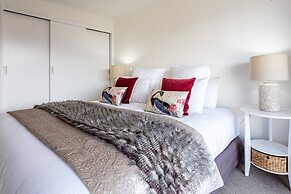 Beautiful Spacious Lake View City Townhouse