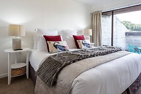 Beautiful Spacious Lake View City Townhouse