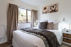 Beautiful Spacious Lake View City Townhouse