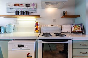 Beautiful Spacious Lake View City Townhouse