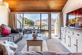 Beautiful Spacious Lake View City Townhouse