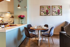 Beautiful Spacious Lake View City Townhouse