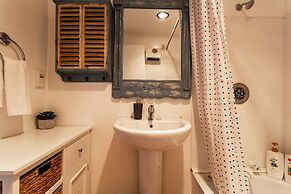 Beautiful Spacious Lake View City Townhouse