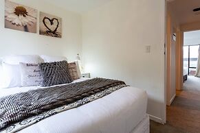 Beautiful Spacious Lake View City Townhouse