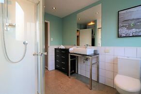 Spacious Central City Apartment with Parking