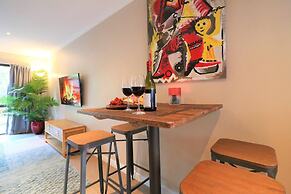 Spacious Central City Apartment with Parking