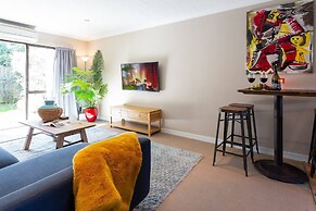 Spacious Central City Apartment with Parking