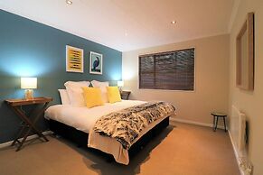 Spacious Central City Apartment with Parking