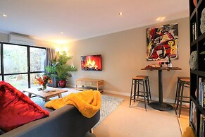 Spacious Central City Apartment with Parking