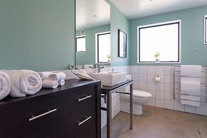 Spacious Central City Apartment with Parking