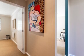 Spacious Central City Apartment with Parking