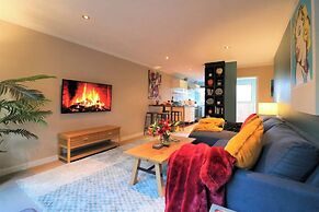 Spacious Central City Apartment with Parking