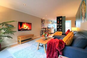 Spacious Central City Apartment with Parking