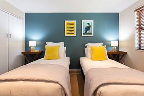 Spacious Central City Apartment with Parking