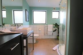 Spacious Central City Apartment with Parking