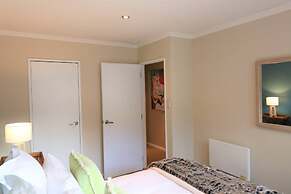 Spacious Central City Apartment with Parking