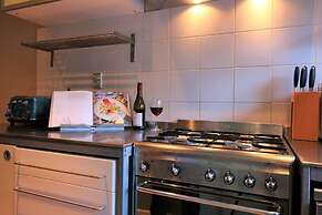 Spacious Central City Apartment with Parking