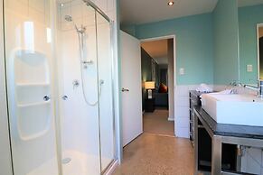 Spacious Central City Apartment with Parking