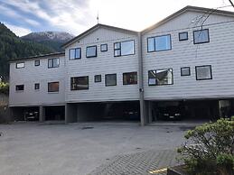 Spacious Central City Apartment with Parking