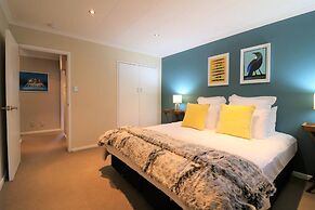 Spacious Central City Apartment with Parking