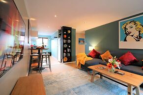 Spacious Central City Apartment with Parking