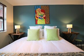 Spacious Central City Apartment with Parking