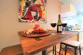 Spacious Central City Apartment with Parking