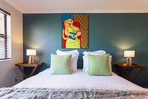 Spacious Central City Apartment with Parking