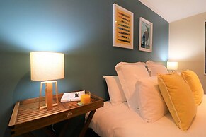 Spacious Central City Apartment with Parking